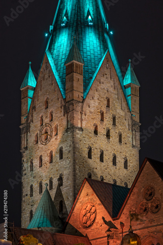 Paderborner Dom bei Nacht
