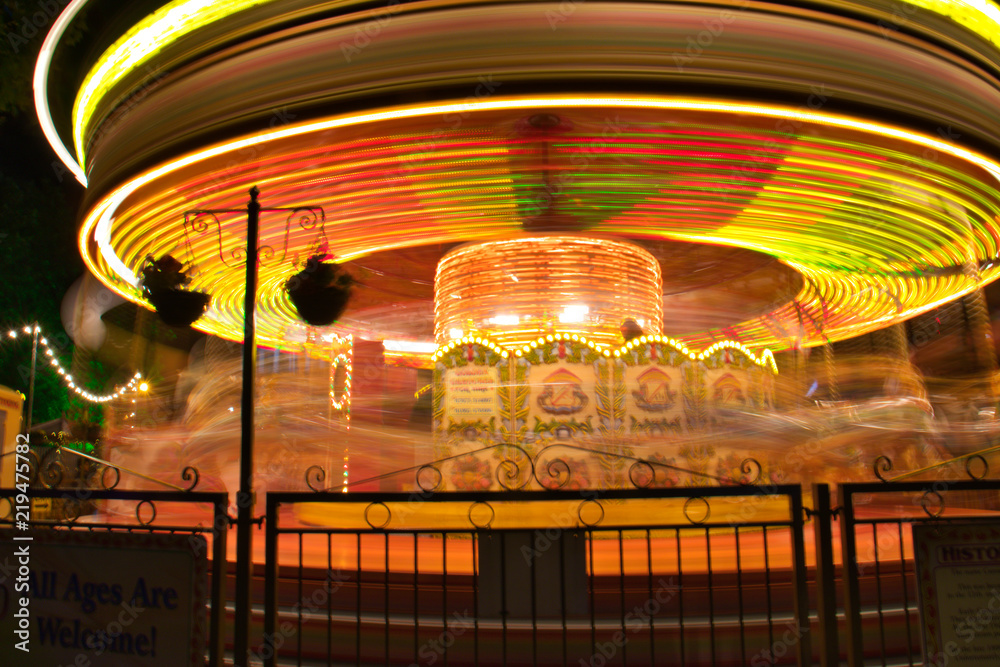 Bewegtes Karussel in der Nacht
