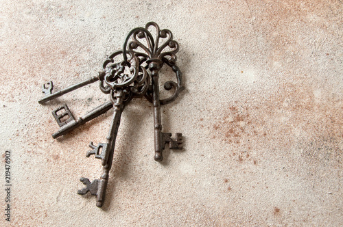Bunch of old cast-iron keys © voisine574