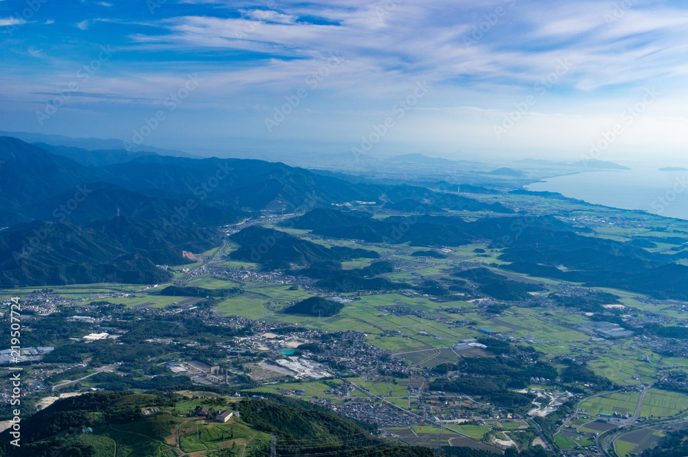 Fototapeta premium 伊吹山からみた琵琶湖北部の町（滋賀県、日本）