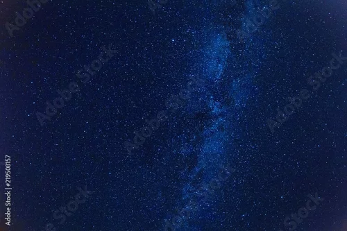 Obraz Mleczna droga na gwiaździstym na ciemnym niebieskim niebie