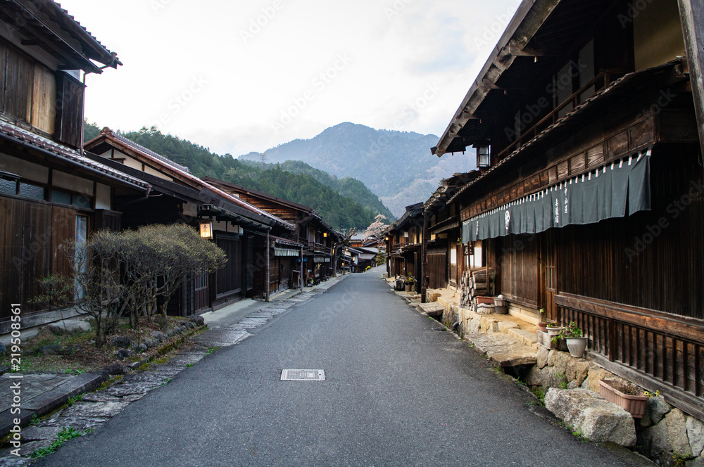 夕方の妻籠宿の風景（長野県、日本）