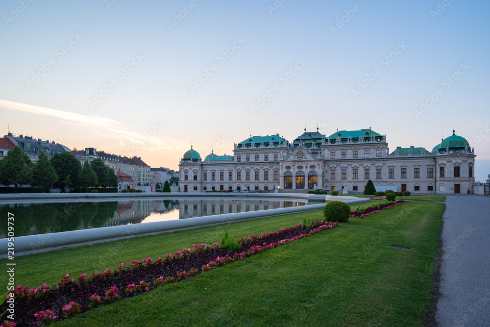 Fototapeta premium Sunset at Belvedere Palace in Vienna city, Austria.