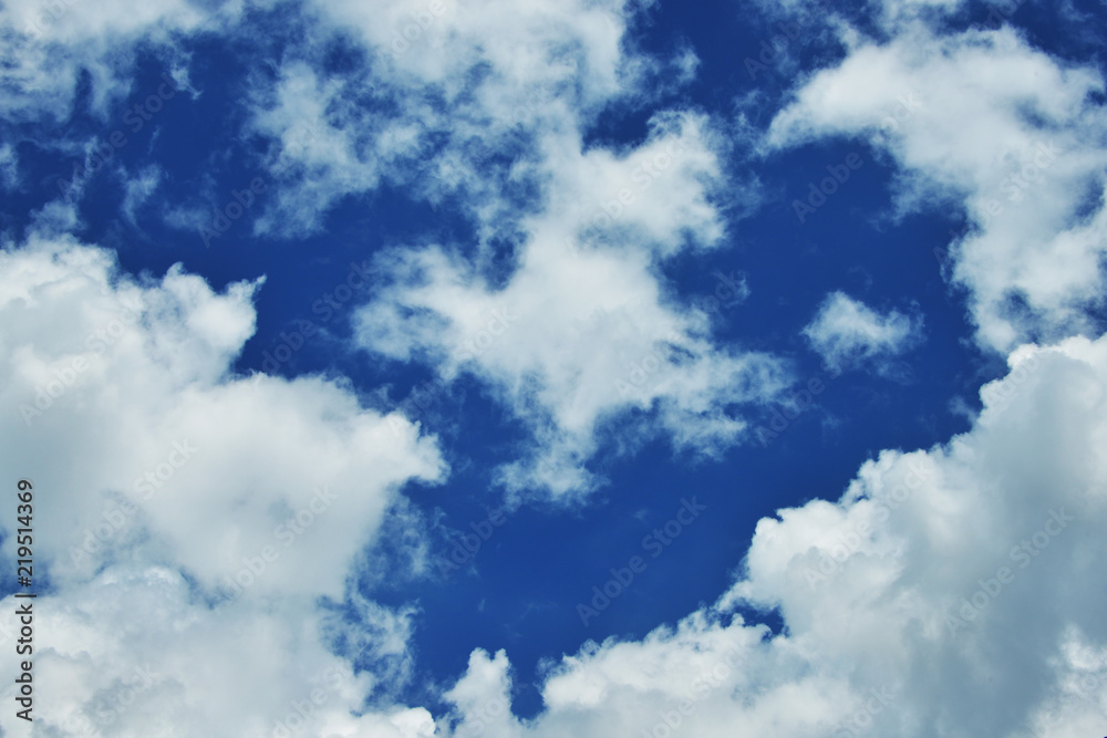 Obraz premium Blue sky background with clouds. Beautiful nature background