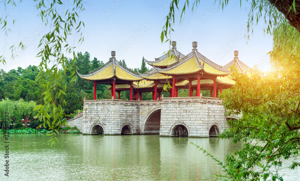 Fototapeta premium Yangzhou Slender West Lake Wuting Bridge
