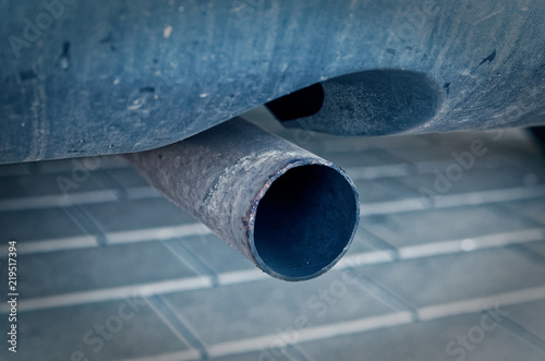 Auspuff eines Dieselautos zur Verdeutlichung der Dieselabgase und des Kohlendioxidausstoßes