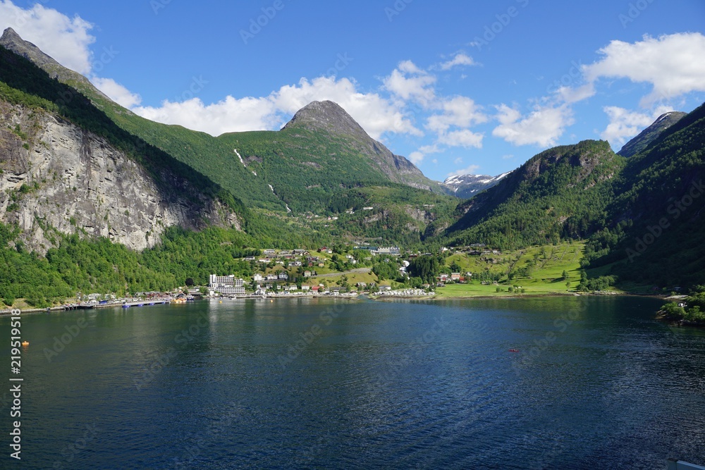Stadt im Fjord