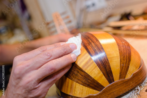 Fotografie Hands polishing musical instrument