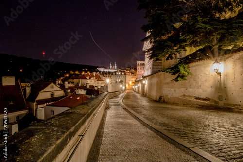 Zur Burg – Ke Hradu – eine kurze Gasse bei der Prager Burg in der Nacht, Tschechische Republik photo