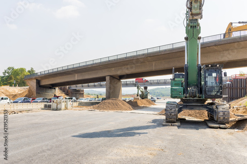 Baustelle und Vorbereitung zum Abriss einer Brücke aus Beton an der Autobahn