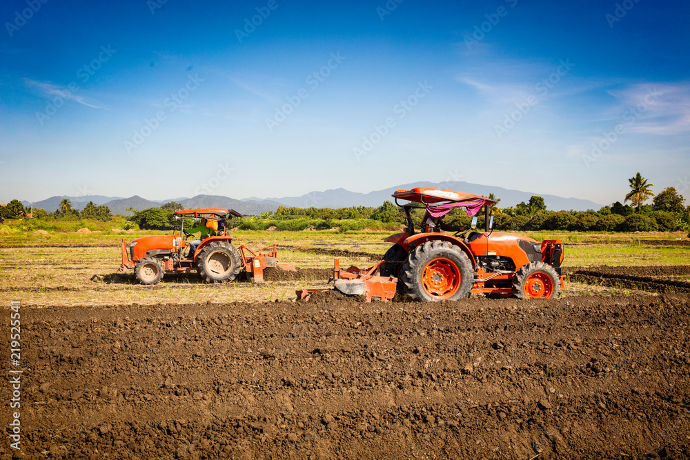Obraz premium Tractor preparing land