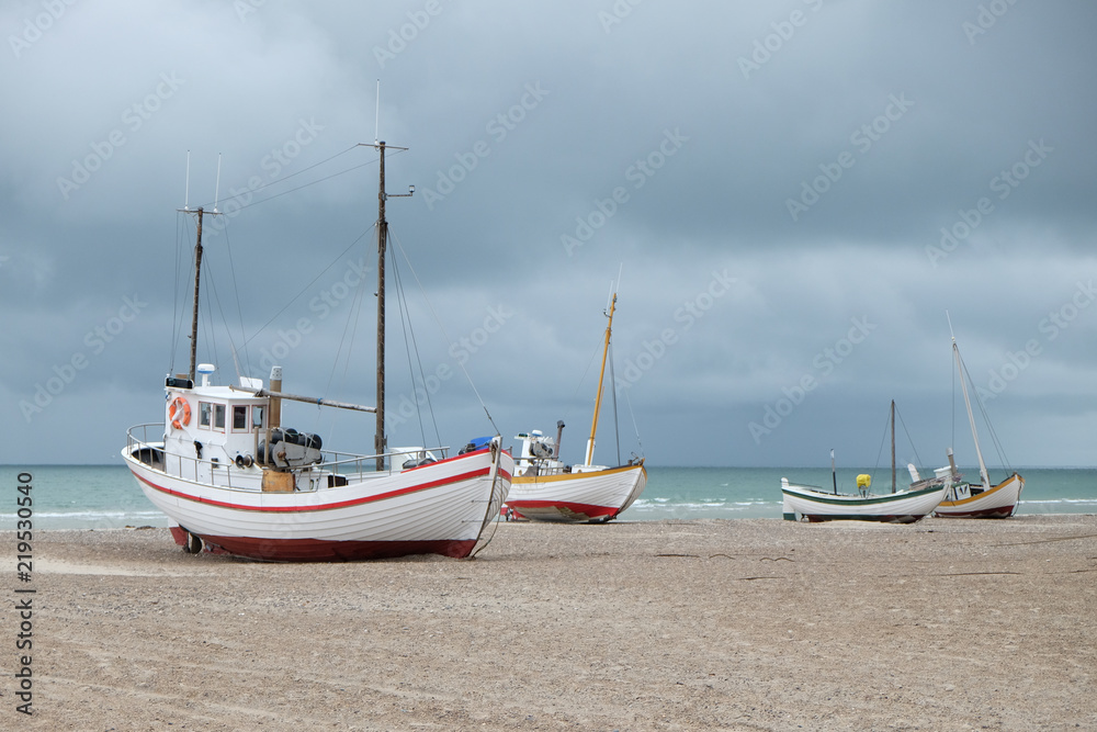 Verschiedene Fischkutter am Strand