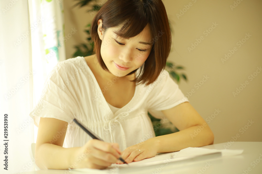 筆ペンの練習をする女性 筆ペンの練習をする女性