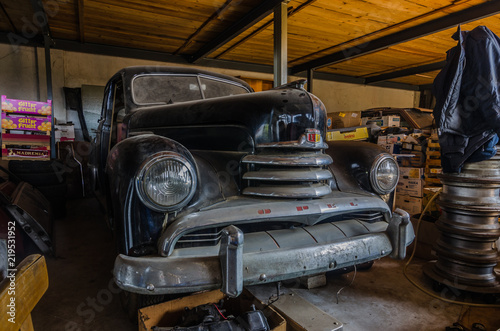 altes schwarzes auto seite