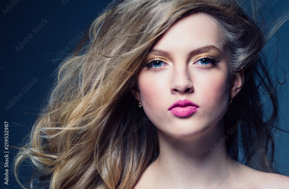 Obraz premium Piękna blondynki włosy kobieta z piękna makeup menchii pomadką