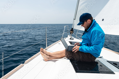Man working on sail yacht © Visionsi