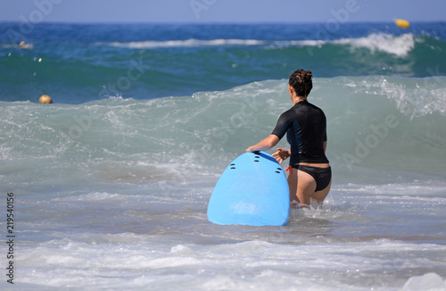 mujer surfista metiendose en el agua país vasco 4M0A0909-f18 photo