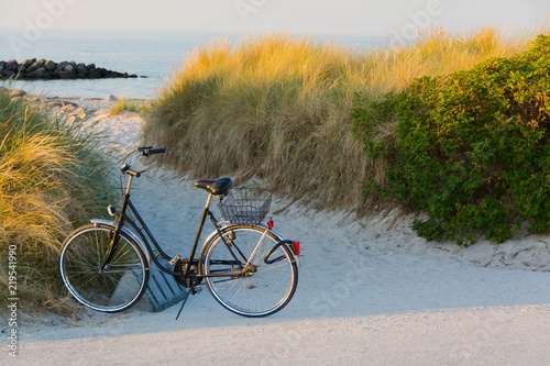 Abends mit dem Fahrrad an der Ostsee photo