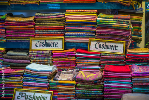 Pashminas de lana estampadas de colores. photo