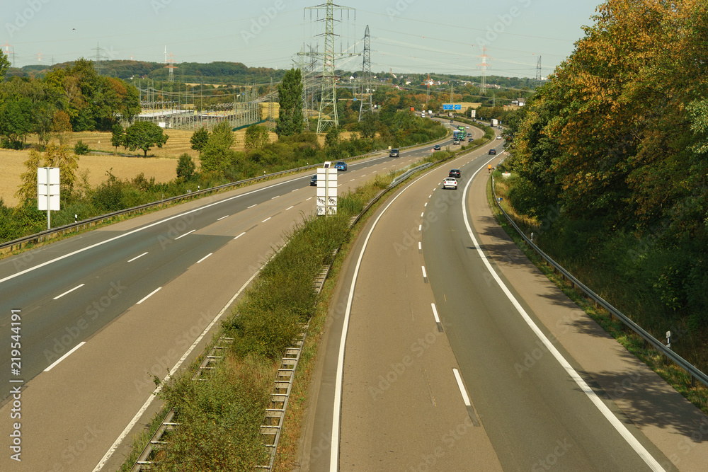 Autobahn mit Umspannwerk