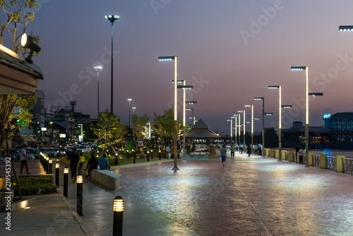 Photos People, locals and tourists stroll and relax on the promenade of the Tapi river