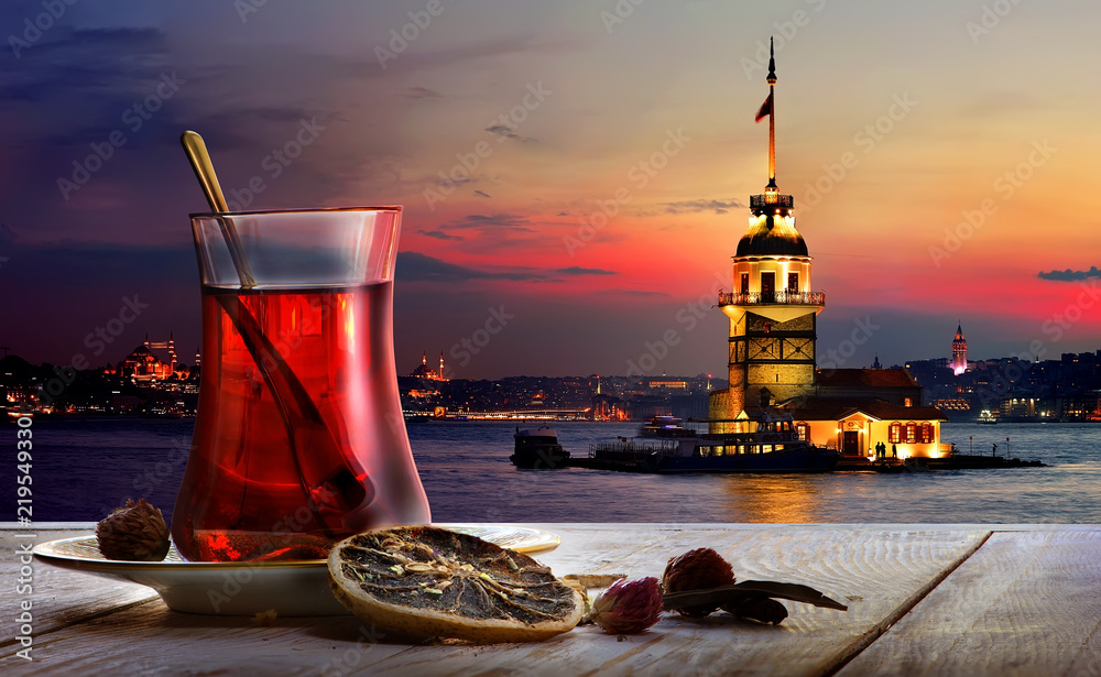 Fototapeta premium Turecka herbata Maiden Tower