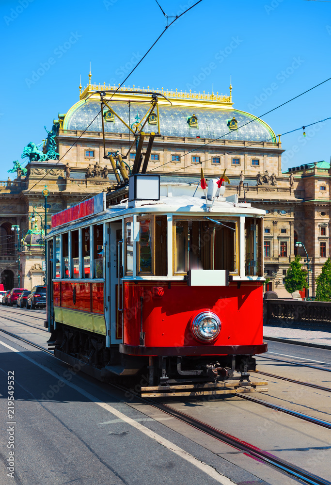 Fototapeta premium Czerwony tramwaj zabytkowy