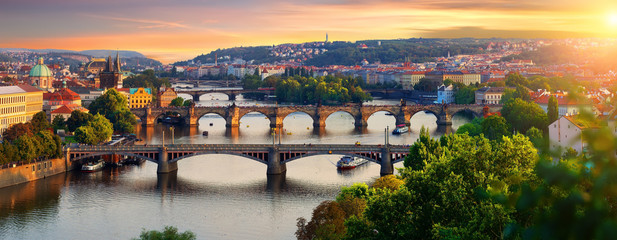 Papier peint photo Des ponts Panorama des toits du vieux Prague  © Givaga