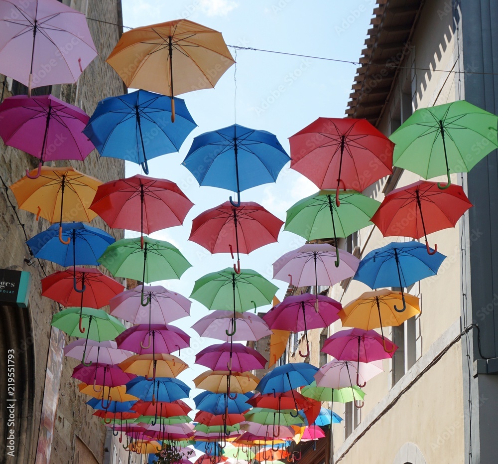 Cielo de paraguas para evitar el sol en Carcassonne