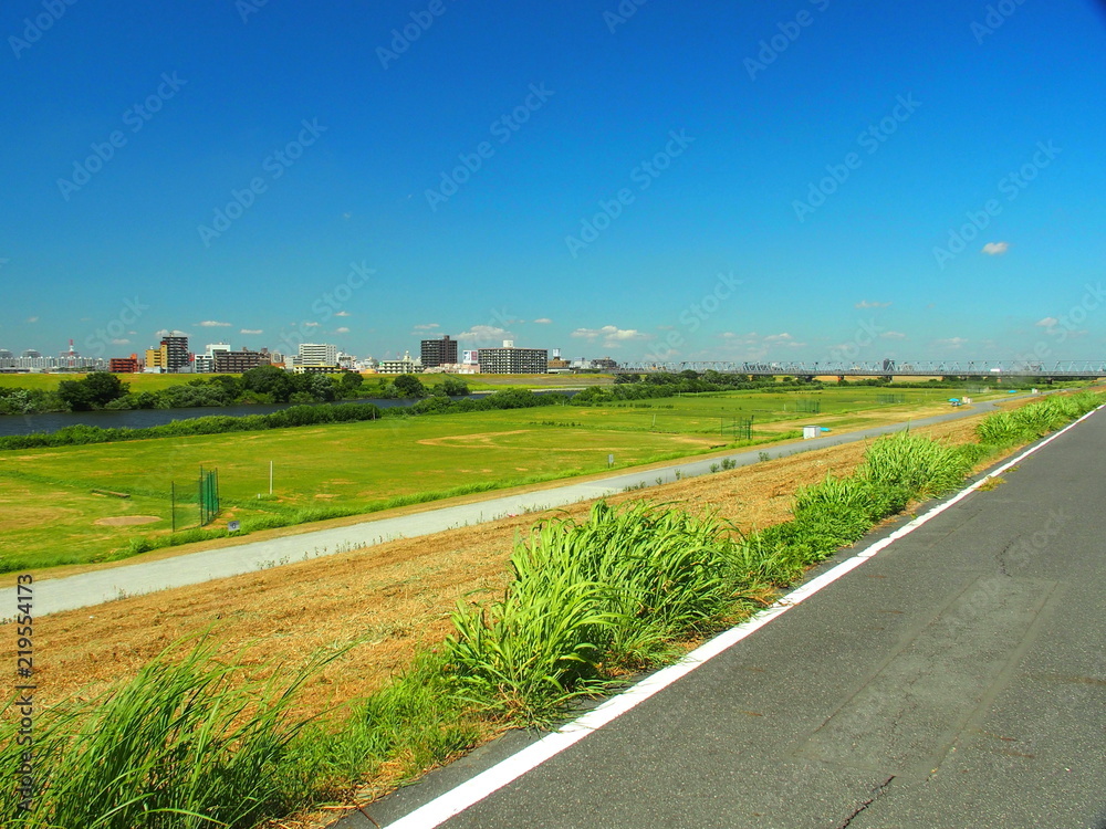 土手の上から見る夏の江戸川河川敷風景 Stock-Foto | Adobe Stock