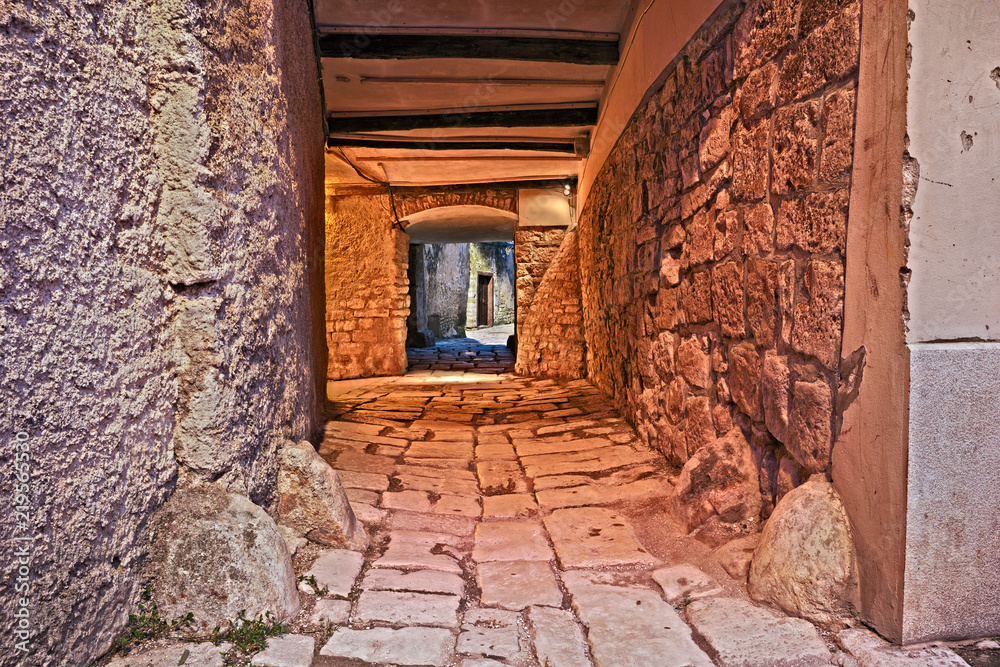 Obraz premium Vodnjan, Istria, Croatia: old underpass in the old town