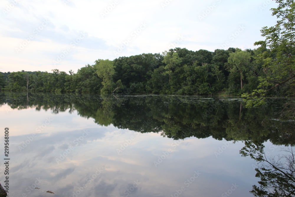 Obraz premium Summer evening reflections on a calm Midwestern lake