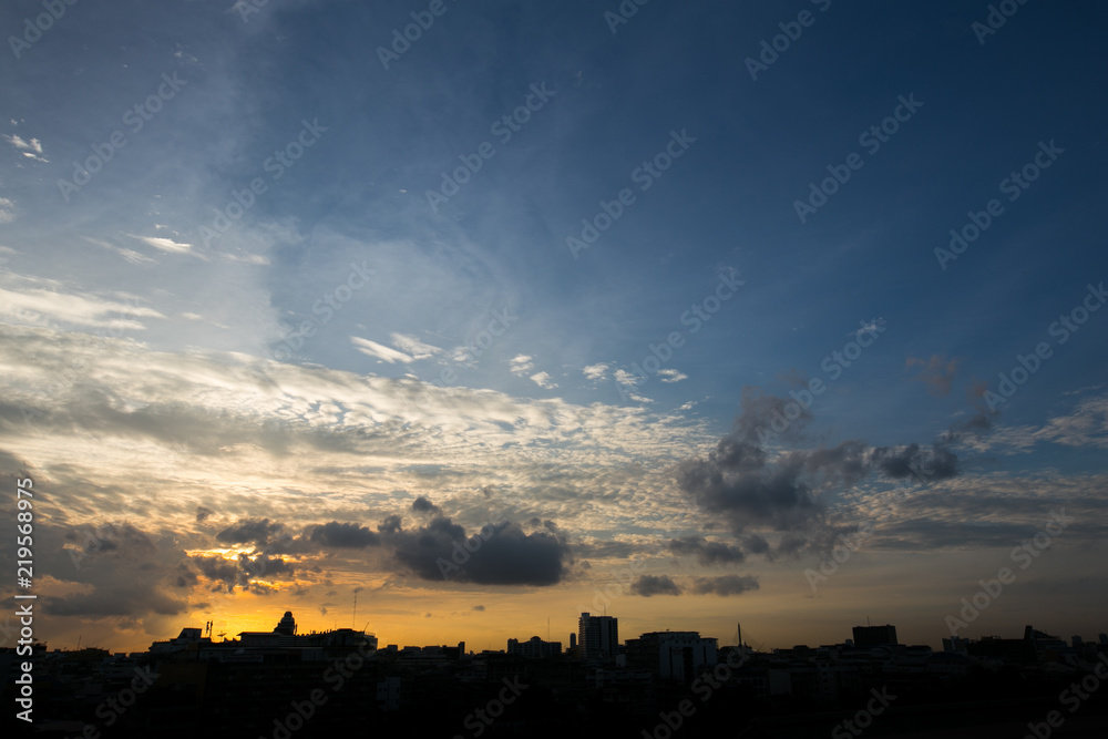 Fototapeta premium Sunset sky began to change from blue to orange at bangkok city