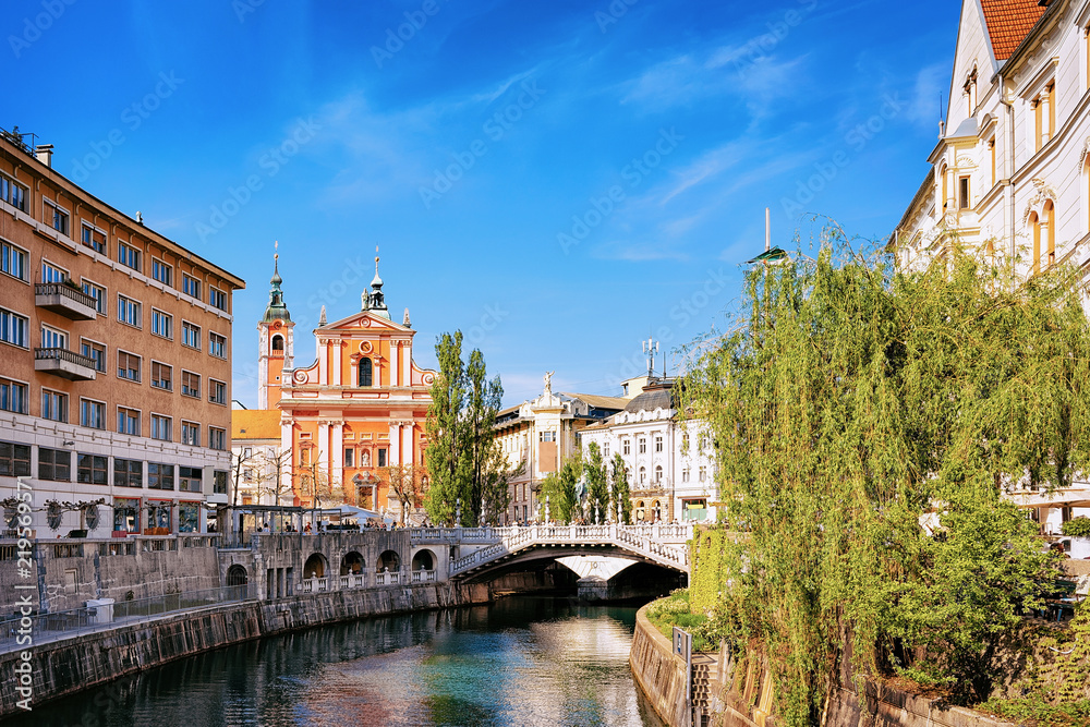 Obraz premium Franciscan Church of Annunciation and Triple Bridge Ljubljana Slovenia