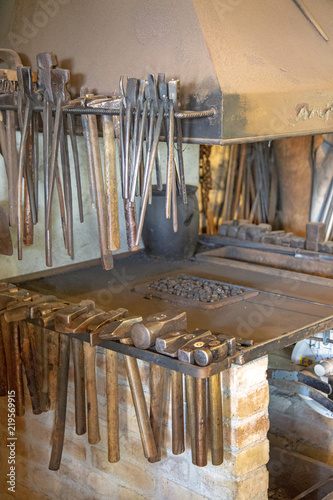 Eisen - Metall - Schmiede - Werkzeug - Hammer - Zangen photo