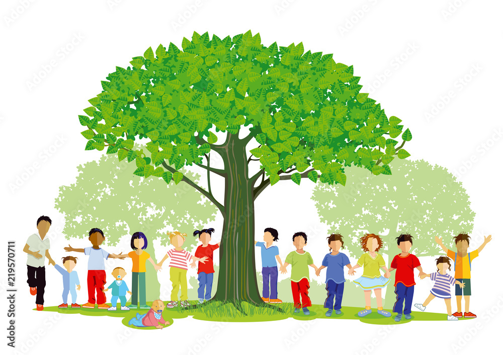 Kinder draußen um einen Baum Kinder draußen um einen Baum