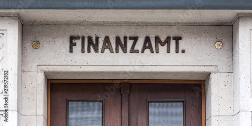 finanzamt schild an historischem gebäude