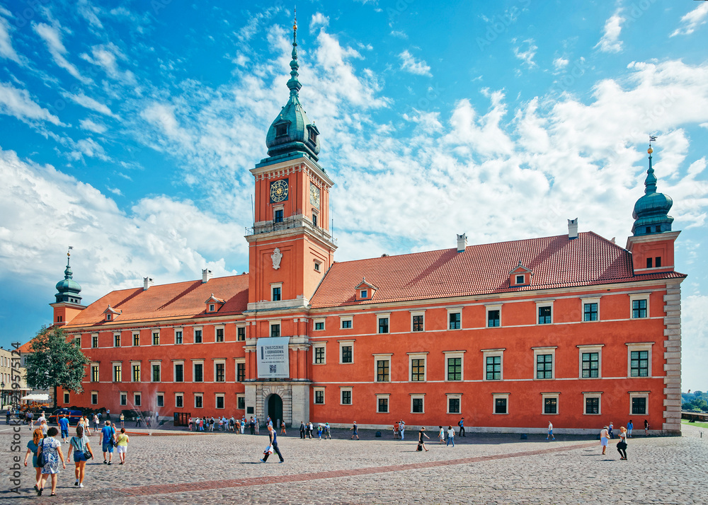 Obraz premium People at Royal Castle in Castle Square in Warsaw
