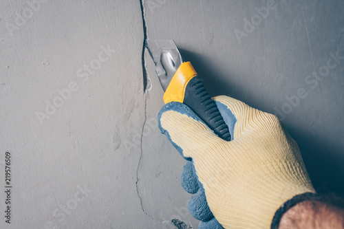 Repair of a crack in the wall