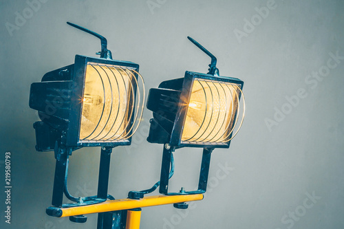 Canvastavla Finishing works - Double construction halogen spotlight for painting works