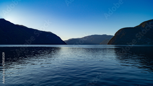 Fjord bei Sonnenaufgang