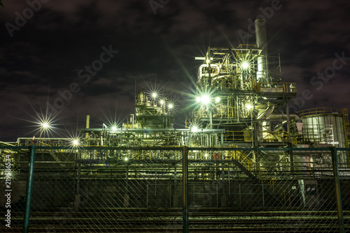 It is a night view of the factory. The light trace turns into a star shape and it is reflected very beautifully. This is Kawasaki which is an industrial area in Japan.
