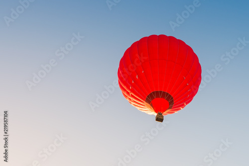 Balon na gorące powietrze kolorowy przeciw błękitne niebo