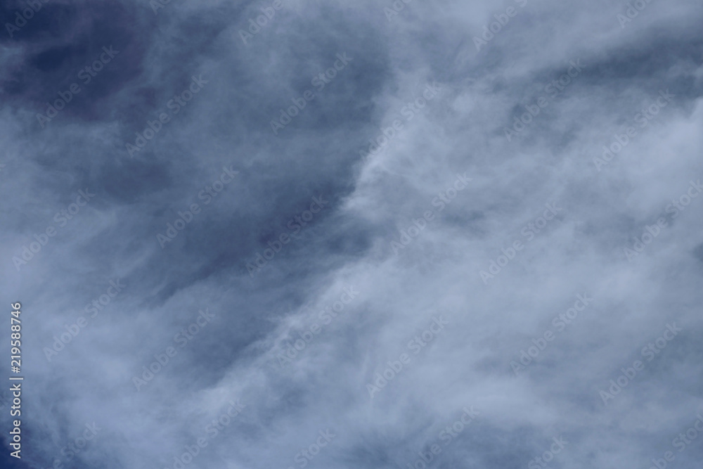 Dichte Schleierwolken und blauer Himmel - Stockfoto Dichte Schleierwolken und blauer Himmel - Stockfoto