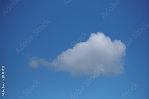 Weißes Wölkchen und blauer Himmel - Stockfoto