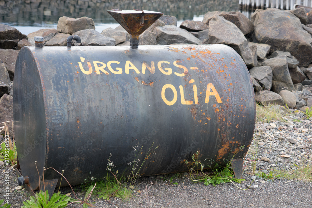 Rostiges Dieselöl-Fass am Hafen von Bakkagerði / Ostfjorde - Island Rostiges Dieselöl-Fass am Hafen von Bakkagerði / Ostfjorde - Island