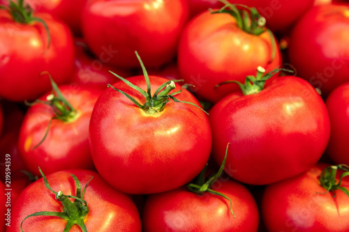 Czerwone, świeże pomidory na targu warzywnym 