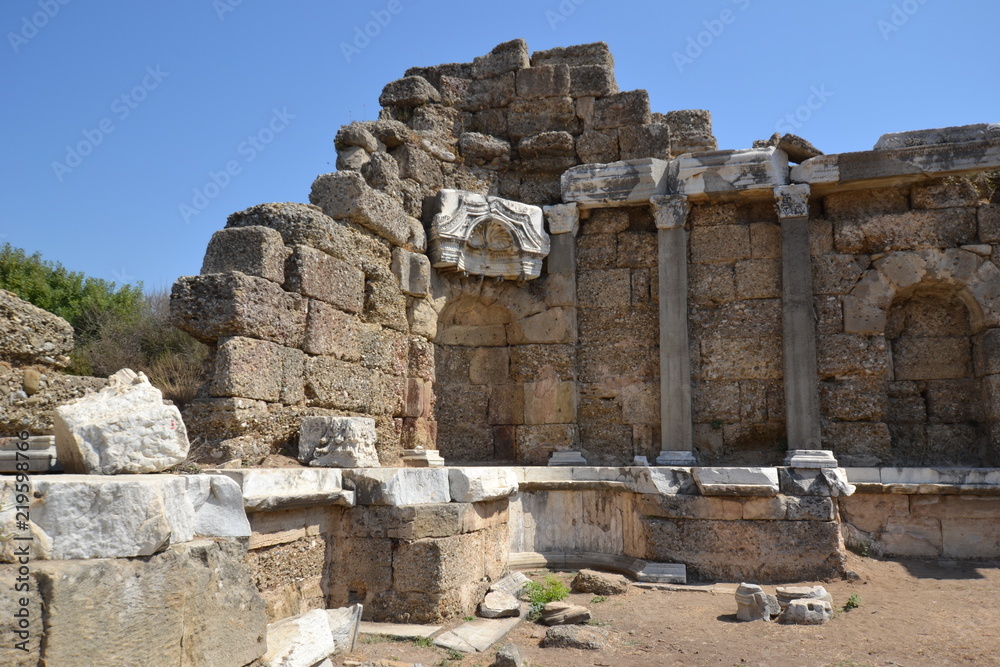 Стена античного театра в пергамском городе Сиде, Турция