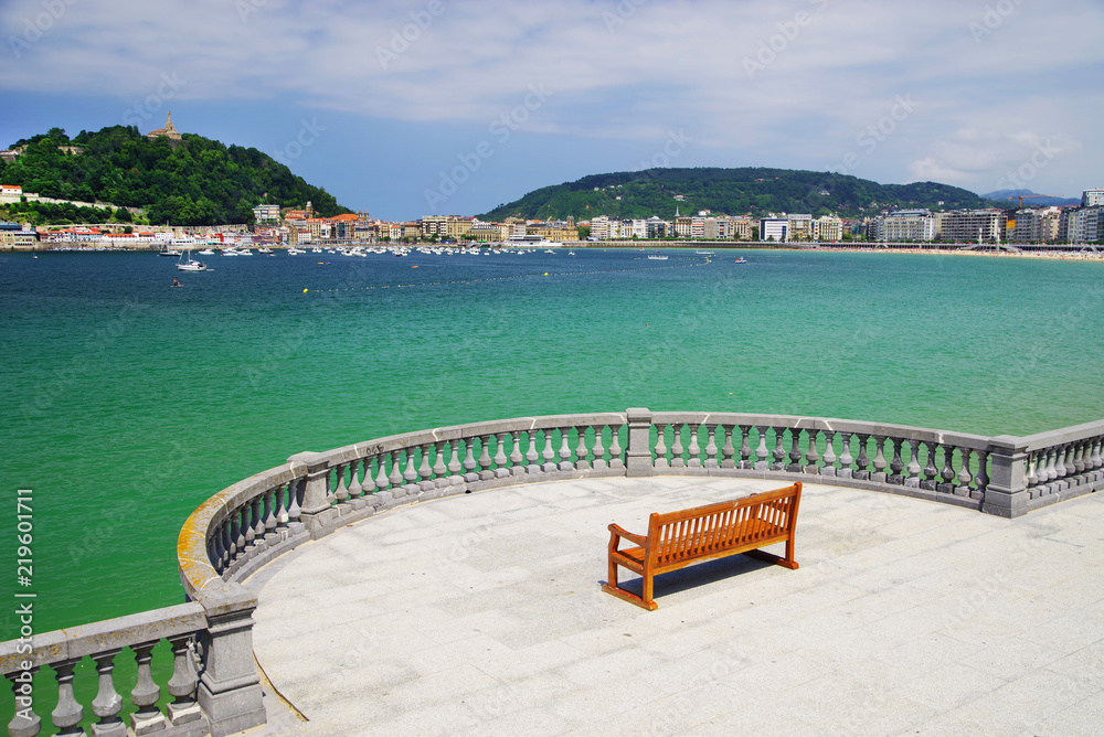 Fototapeta premium Widok na San Sebastian, słynny kurort w Hiszpanii, Europie
