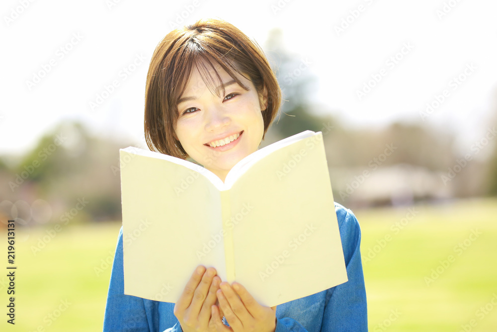 読書する女性 読書する女性